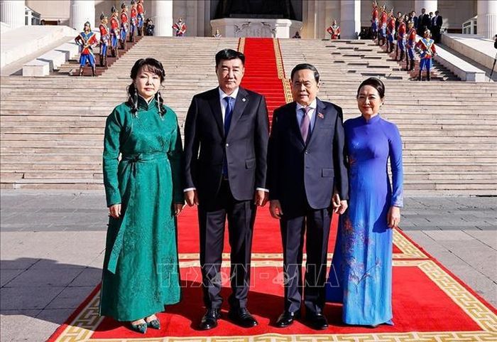 Chủ tịch Quốc hội Mông Cổ Sandag Byambatsogt và Phu nhân đón Chủ tịch Quốc hội Trần Thanh Mẫn và Phu nhân thăm chính thức Mông Cổ. Ảnh: Doãn Tấn/TTXVN