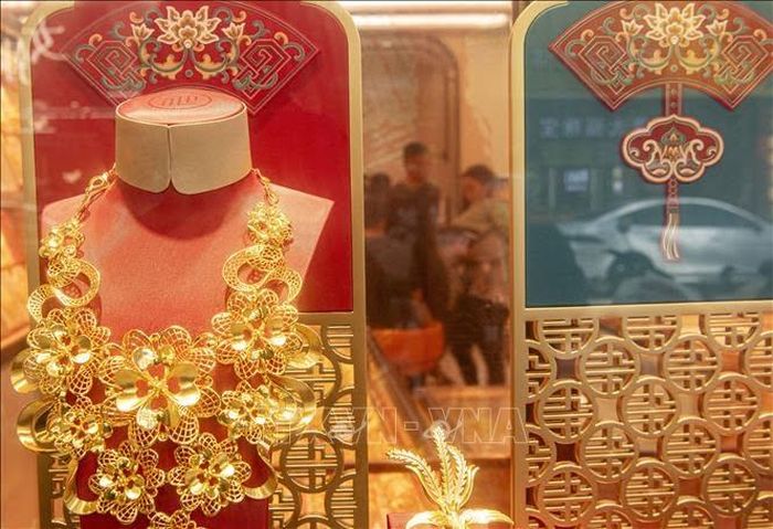 Trang sức vàng được bày bán tại cửa hàng ở tỉnh Hải Nam, Trung Quốc. Ảnh: THX/TTXVN