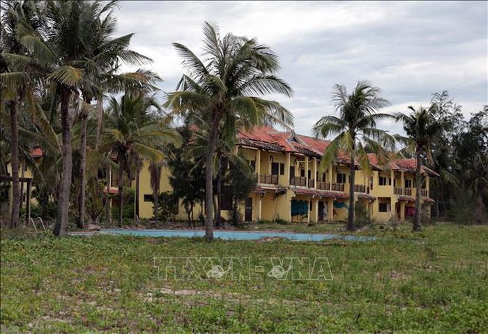 Những phòng nghỉ nhìn ra biển của khu nghỉ dưỡng bị bỏ hoang.