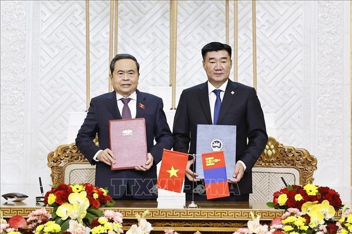 Chủ tịch Quốc hội Trần Thanh Mẫn và Chủ tịch Quốc hội Mông Cổ Sandag Byambatsogt ký kết Bản ghi nhớ hợp tác giữa Quốc hội Việt Nam và Quốc hội Mông Cổ. Ảnh: Doãn Tấn/TTXVN