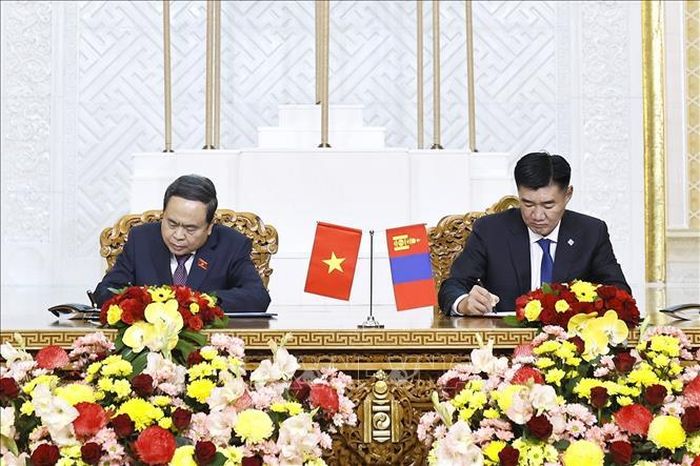 Chủ tịch Quốc hội Trần Thanh Mẫn và Chủ tịch Quốc hội Mông Cổ Sandag Byambatsogt ký kết Bản ghi nhớ hợp tác giữa Quốc hội Việt Nam và Quốc hội Mông Cổ. Ảnh: Doãn Tấn/TTXVN