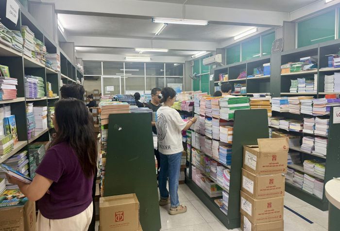 Phụ huynh tìm SGK cho con sáng 10/9.
