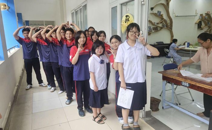 Học sinh Trường THPT Bùi Thị Xuân chờ lấy sách.