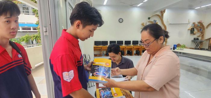 SGK lớp 10 được phát đến các em học sinh tại thư viện trường.