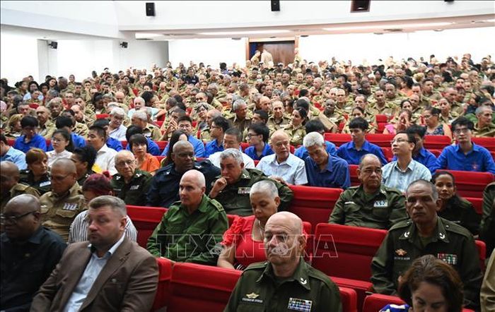 Đông đảo khách mời, gồm ngoại giao đoàn, sỹ quan và học viên quân sự Cuba dự sự kiện.