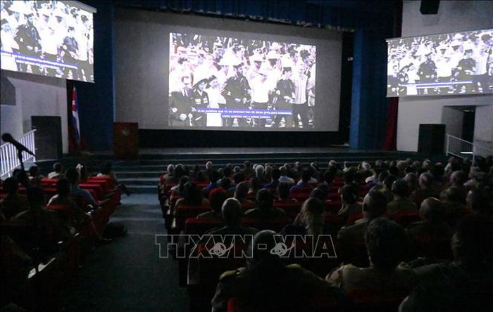 Khán giả dõi theo từng thước phim.