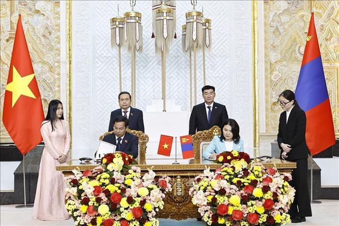 Chủ tịch Quốc hội Trần Thanh Mẫn và Chủ tịch Quốc hội Mông Cổ Sandag Byambatsogt chứng kiến hai Tổng Thư ký Quốc hội ký và trao “Bản ghi nhớ hợp tác giữa Văn phòng Quốc hội Việt Nam và Văn phòng Quốc hội Mông Cổ”. Ảnh: Doãn Tấn/TTXVN