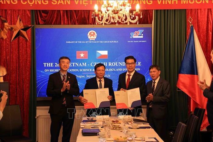 Ông Hoàng Đình Thắng, Chủ tịch Liên hiệp các Hội người Việt Nam tại châu Âu (thứ 2 trái sang) ký biên bản hợp tác với Trường ĐH Tôn Đức Thắng. Ảnh: Việt Thắng/Pv TTXVN tại CH Séc