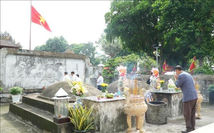 Người dân đến viếng và dâng hương tưởng nhớ Đức tả quân Lê Văn Duyệt.