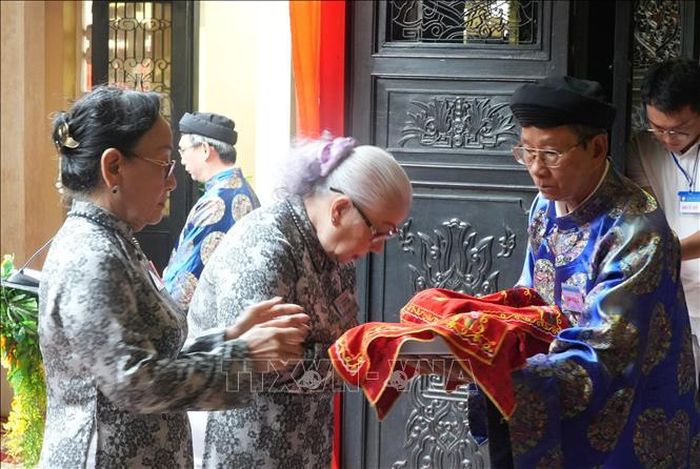 Nghi thức truyền thống tại Lễ giỗ.