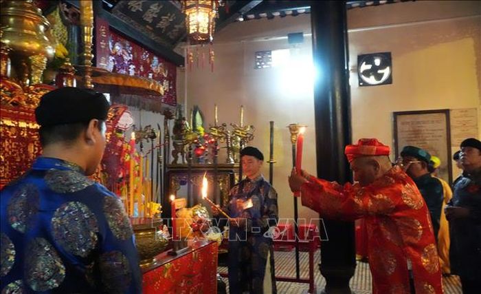 Lễ giỗ được tổ chức với nghi thức truyền thống như dâng hương, mời trầu cau, dâng rượu.