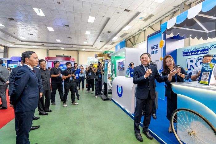 Ông Từ Tiến Phát, Tổng giám đốc ACB trình bày hệ sinh thái tích hợp hỗ trợ hộ kinh doanh với Thống đốc NHNN Phạm Đức Ấn và đại diện lãnh đạo các bộ, ban, ngành. Ảnh: BTC