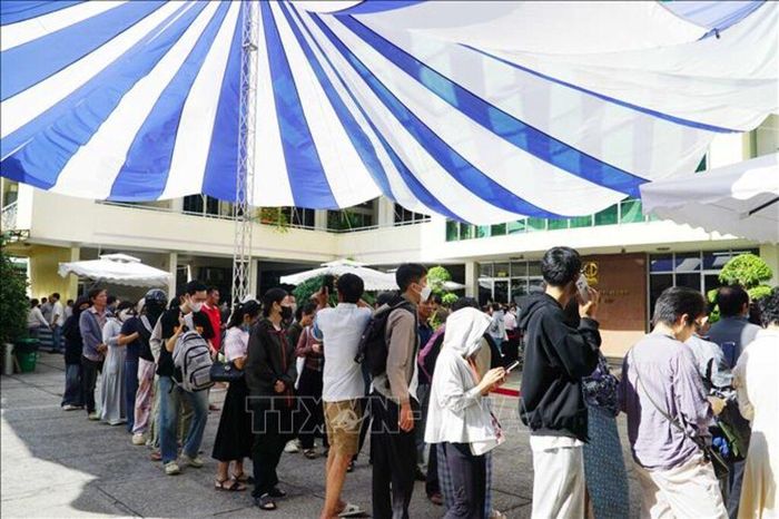 Nhiều người xếp hàng mua sách tại cửa hàng sách giáo dục số 231 Nguyễn Văn Cừ, phường Chợ Quán, TP Hồ Chí Minh sáng 8/9. Ảnh: Thu Hoài/TTXVN