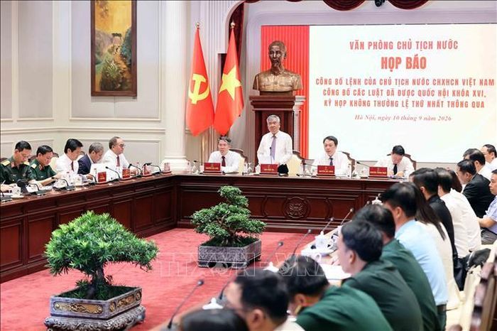 Phó Chủ nhiệm Văn phòng Chủ tịch nước Cấn Đình Tài chủ trì buổi họp báo. Ảnh: An Đăng/TTXVN