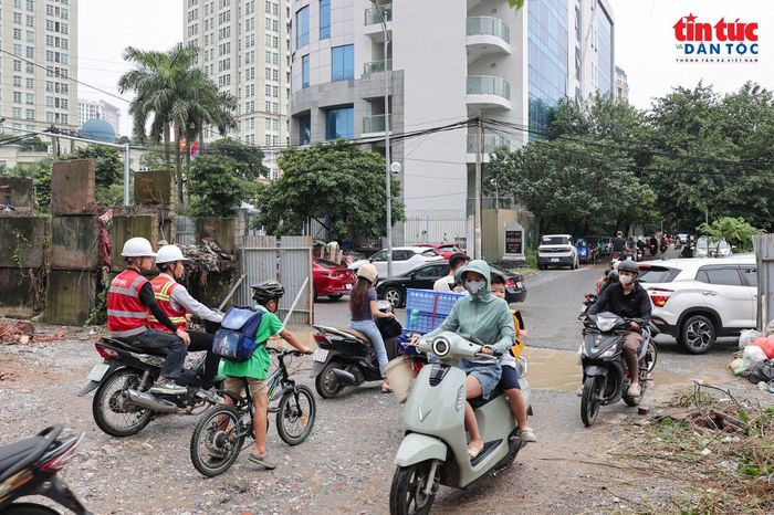 Mặt đường tại một số vị trí xuất hiện nhiều ổ voi, ổ gà, gồ ghề, gây khó khăn cho người tham gia giao thông.