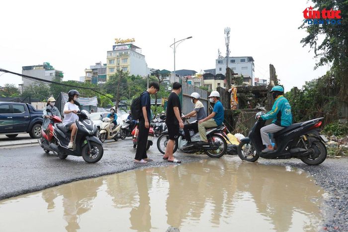 Người điều khiển xe máy phải chật vật tìm đường đi qua khu vực dự án.