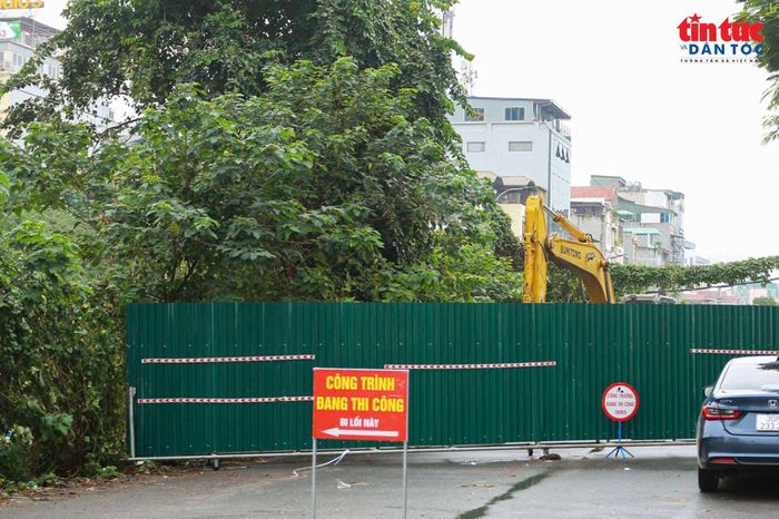 Những ngày đầu triển khai rào chắn, đơn vị thi công bắt đầu quây khu vực dự án để chuẩn bị mặt bằng và các hạng mục phục vụ việc tái triển khai thi công.