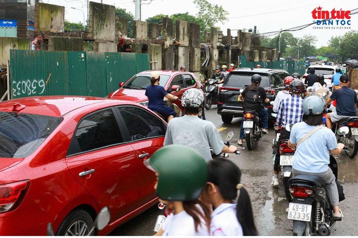 Do chưa kịp nắm bắt phương án tổ chức giao thông mới, các phương tiện di chuyển khá lộn xộn, tình trạng ùn ứ xuất hiện tại một số thời điểm.