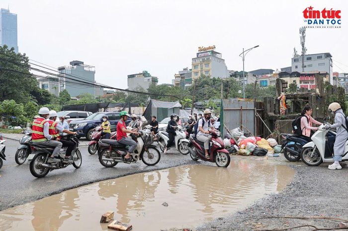 Trận mưa lớn chiều tối 9/9 khiến nhiều vị trí trũng trên mặt đường đọng nước, che lấp các ổ voi, ổ gà.