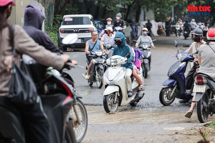 Việc di chuyển qua những đoạn đường xuống cấp trở nên khó khăn hơn, đặc biệt với xe máy.
