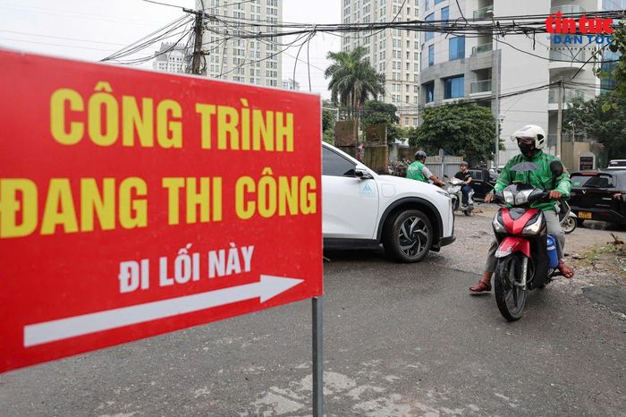 Việc rào chắn khiến hướng lưu thông quen thuộc của người dân bị thay đổi. Trong giờ cao điểm sáng 10/9, nhiều phương tiện đi vào khu vực đã rào chắn phải quay đầu, tìm lối đi khác.
