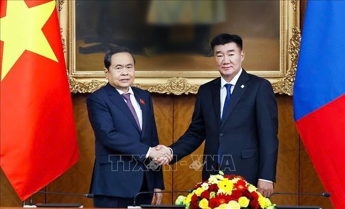 Chủ tịch Quốc hội Trần Thanh Mẫn và Chủ tịch Quốc hội Mông Cổ Sandag Byambatsogt chụp ảnh chung. Ảnh: Doãn Tấn/TTXVN