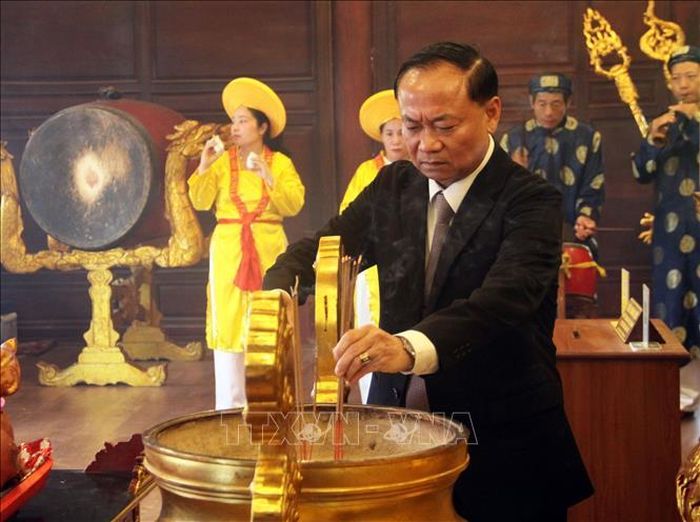 Ông Thái Đại Ngọc, Bí thư Tỉnh uỷ Gia Lai dâng hương tại Đền thờ Tây Sơn Tam kiệt. Ảnh: Trịnh Bang Nhiệm/TTXVN