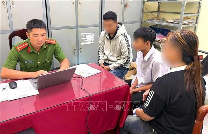 Công an phường Chơn Thành làm việc với hai thiếu niên liên quan vụ chạy xe máy “bốc đầu” trên đường Phạm Hồng Thái.
