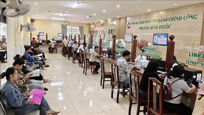 Người dân đến thực hiện thủ tục hành chính tại Trung tâm Phục vụ hành chính công phường Bình Phước.