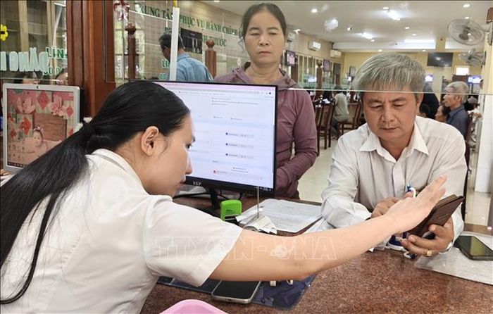Trung tâm Phục vụ hành chính công phường Bình Phước tận tình hướng dẫn người dân đến thực hiện thủ tục hành chính.