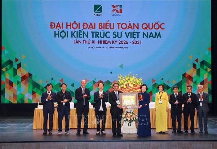 Đồng chí Phạm Thị Thanh Trà, Bí thư Trung ương Đảng, Phó Thủ tướng Chính phủ tặng hoa chúc mừng Đại hội. Ảnh: Khánh Hoà/TTXVN