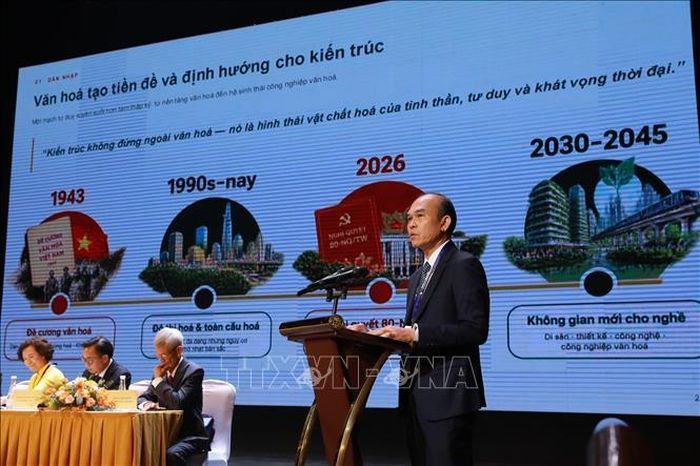 Kiến trúc sư Phạm Văn Phước trình bày tham luận "Kiến trúc - kiến tạo biểu tượng văn hoá". Ảnh: Khánh Hoà/TTXVN