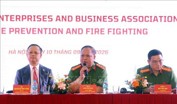 Đại tá Hoàng Ngọc Minh, Phó Cục trưởng Cục Cảnh sát PCCC và CNCH giải đáp những khó khăn, vướng mắc của các doanh nghiệp hoạt động trong lĩnh vực PCCC và CNCH. Ảnh: Phạm Kiên/TTXVN