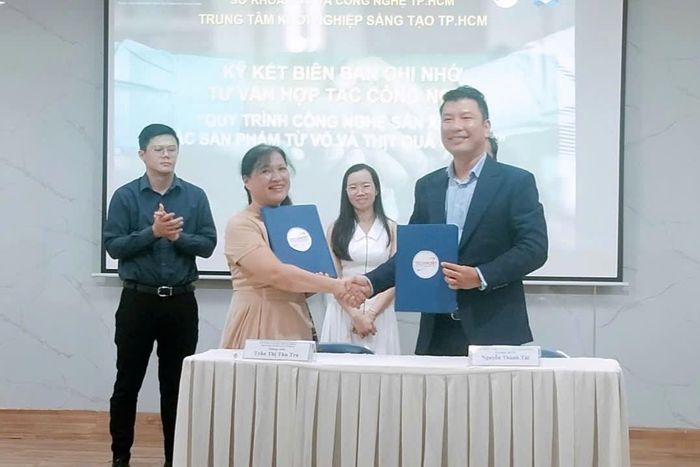 Ký kết Biên bản ghi nhớ hợp tác giữa PGS.TS Trần Thị Thu Trà - Giảng viên Khoa Kỹ thuật Hóa học, Trường Đại học Bách khoa, Đại học Quốc gia Thành phố Hồ Chí Minh và ông Nguyễn Thành Tài - Ủy viên Ban Chấp hành, Hiệp hội Cà phê - Ca cao Việt Nam (Vicofa).