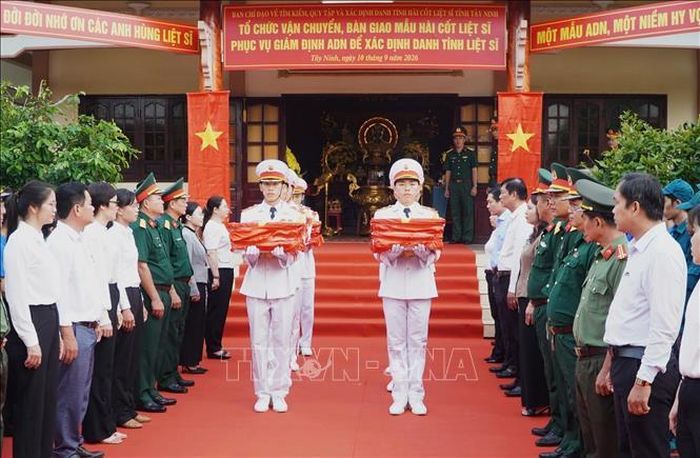 Buổi lễ vận chuyển, bàn giao mẫu hài cốt liệt sĩ được tổ chức trang trọng tại Nghĩa trang liệt sĩ Bến Lức. Ảnh: TTXVN phát