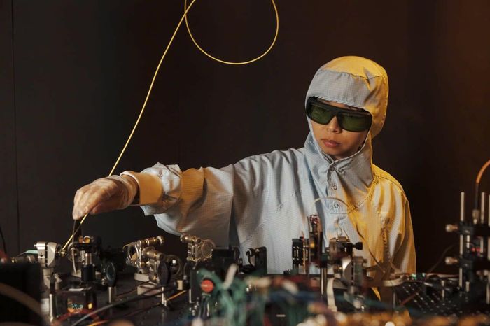 Căn chỉnh hệ quang học trong kiểm tra, đo đạc, sàng lọc hiệu năng của các chip đơn photon và các giao thức lượng tử của thiết bị.