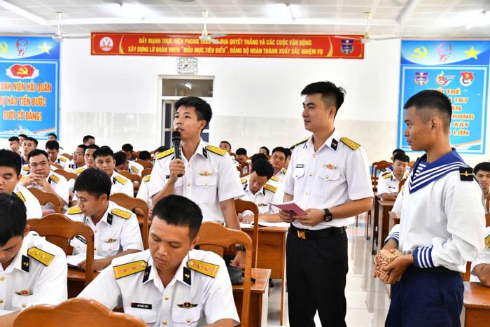Cán bộ, chiến sĩ trả lời câu hỏi do báo cáo viên đặt ra.