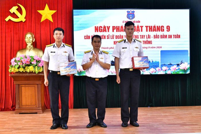 Trao phần thưởng cho các chiến sĩ đoạt giải trong cuộc thi trực tuyến.