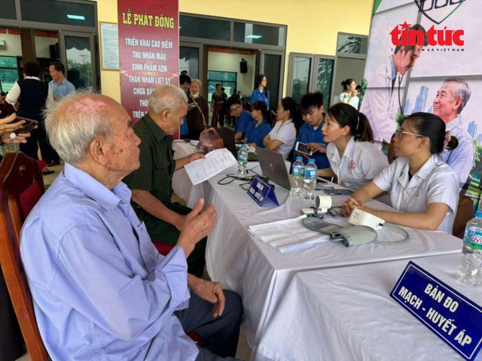 Khám sức khỏe cho người cao tuổi tại Hà Nội.