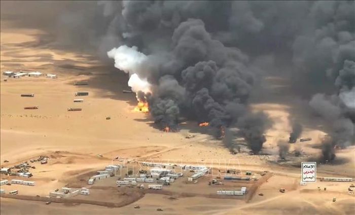 Xe tải được cho là vận chuyển thiết bị quân sự từ Saudi Arabia tới căn cứ quân sự Al-Wadiah ở tỉnh Hadramout, Yemen bốc cháy sau khi trúng tên lửa của lực lượng Houthi, ngày 7/9/2026. Ảnh: THX/TTXVN phát