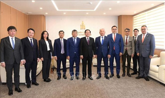 Phó Thủ tướng Hồ Quốc Dũng và Phó Thủ tướng Thường trực, Bộ trưởng Kinh tế và Phát triển Mông Cổ Enkhbayar cùng các đại biểu chụp ảnh chung. Ảnh: TTXVN phát