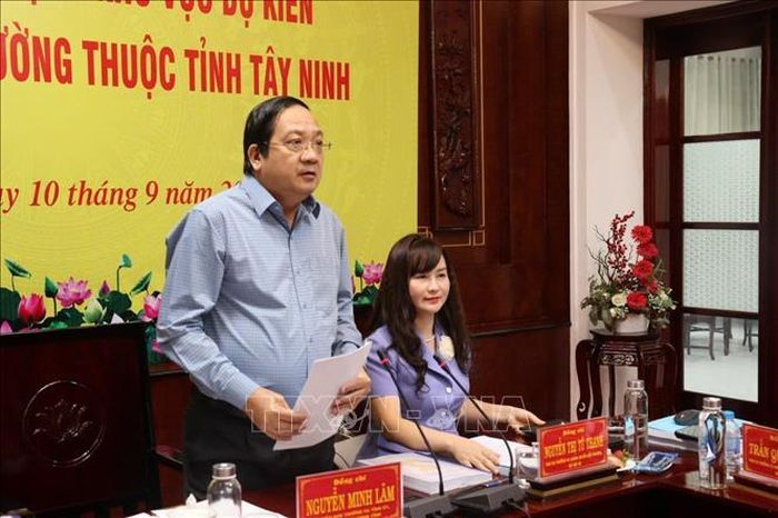 Phó Chủ tịch UBND tỉnh Tây Ninh Nguyễn Minh Lâm phát biểu tại buổi làm việc với đoàn công tác của Bộ Nội vụ. Ảnh: Thanh Bình/TTXVN