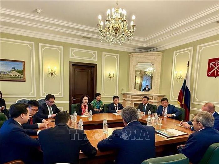 Hai bên trao đổi các hoạt động hợp tác cụ thể giữa Hà Nội và St. Petersburg. Ảnh: TTXVN phát