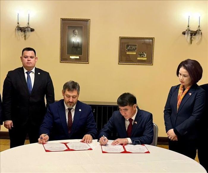 Thủ đô Hà Nội và Chính phủ Cộng hoà Tatarstan ký kết Bản ghi nhớ hợp tác. Ảnh: TTXVN phát