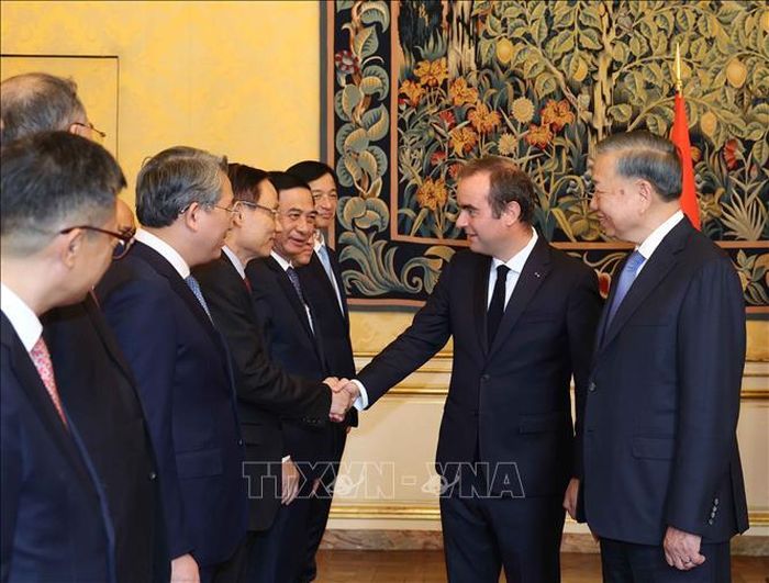 Tổng Bí thư, Chủ tịch nước Tô Lâm giới thiệu thành viên đoàn cấp cao Việt Nam với Thủ tướng Pháp Sébastien Lecornu. Ảnh: Thống Nhất/TTXVN