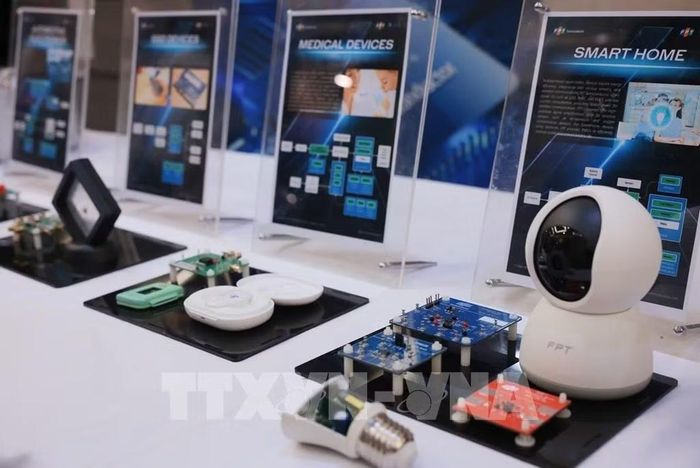 Các sản phẩm thông minh, chip, chất bán trưng bày trong Lễ ra mắt Trung tâm quốc gia hỗ trợ sản xuất thử chip bán dẫn. Ảnh minh họa: Hoàng Hiếu/TTXVN