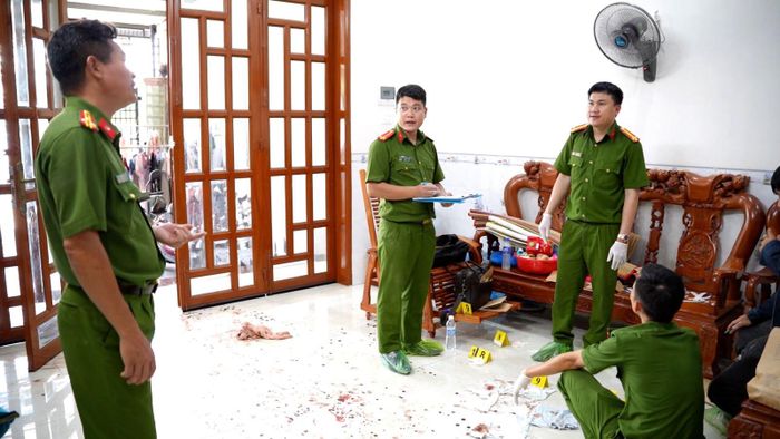 Lực lượng Công an khám nghiệm hiện trường vụ án mạng ở Đồng Nai. Ảnh: CACC