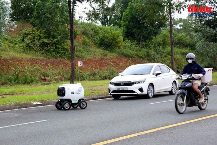 Robot vệ sinh tự hành vận hành thử nghiệm tại Khu Công nghệ cao Hòa Lạc.