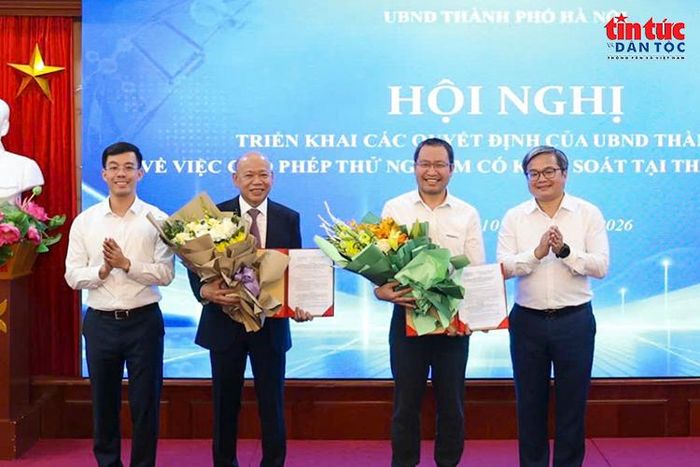 Đại diện các đơn vị nhận quyết định cho phép triển khai thử nghiệm có kiểm soát tại Hội nghị.
