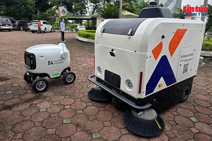 Robot giao hàng và robot vệ sinh tự hành do Phenikaa-X phát triển, thuộc hệ thống giao thông tự hành thông minh được phép thử nghiệm có kiểm soát tại Hà Nội.
